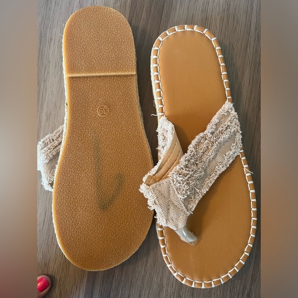 NWOT Canvas flip flops Never Worn - Picture 4 of 6